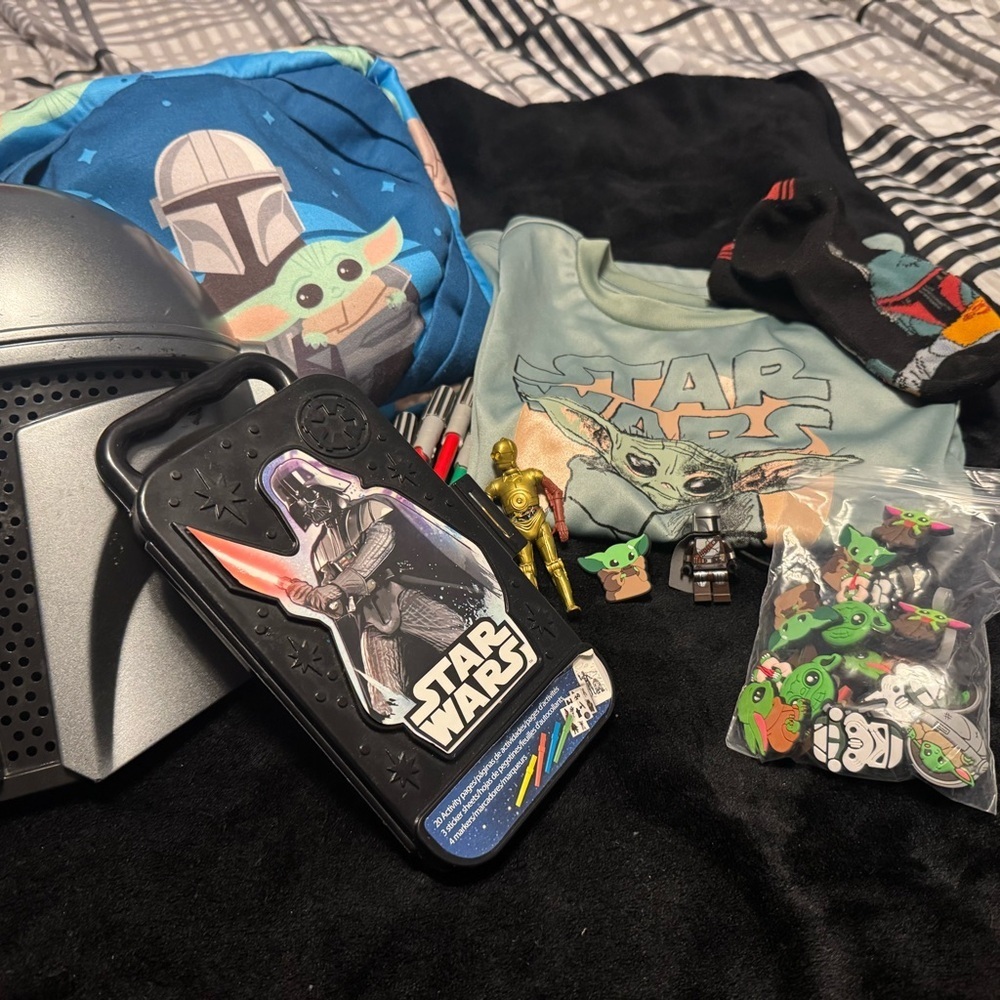 Star Wars Themed Collection with Accessories - Picture 3 of 11